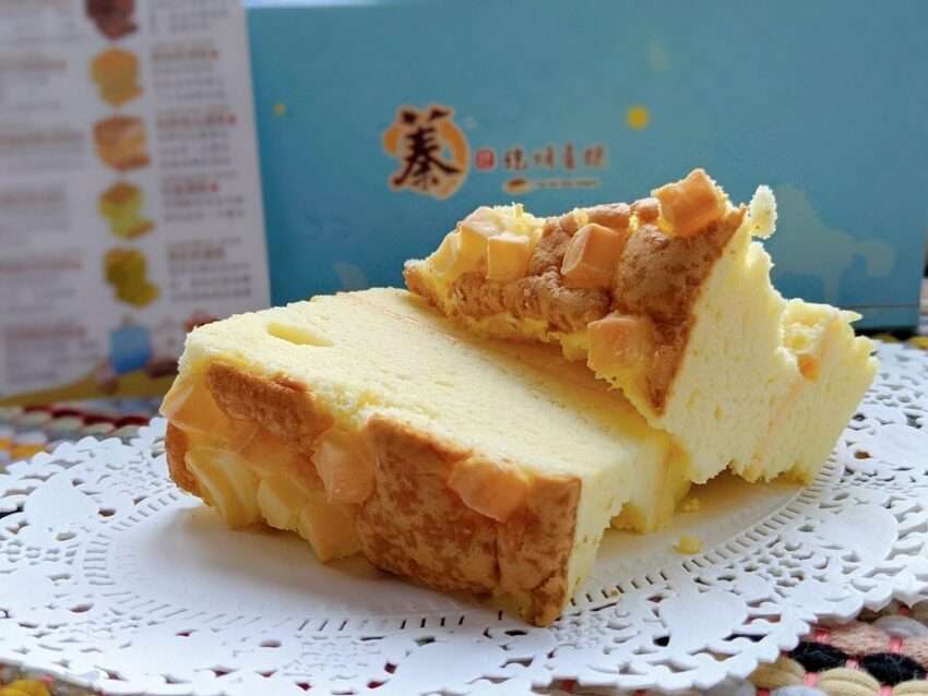 蓁古早味現烤蛋糕のチョコレートケーキとタロイモケーキ。外皮が黄金色でふんわりとした見た目