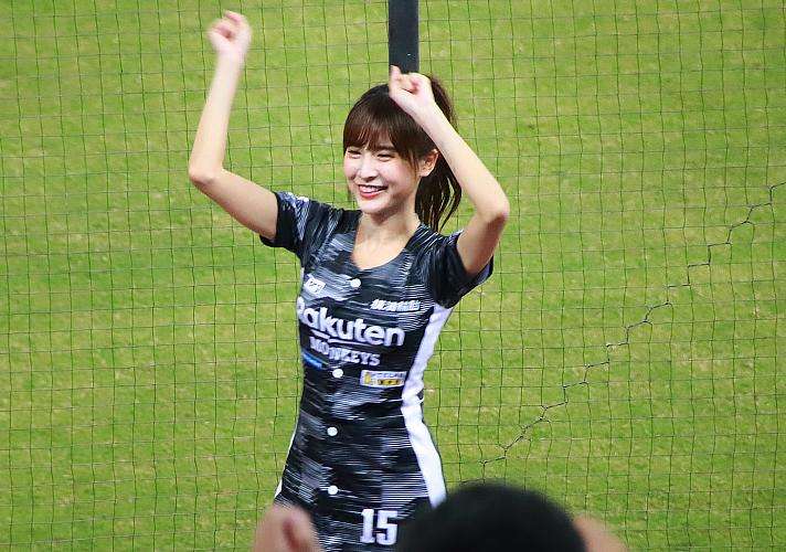 試合日の球場周辺の賑やかな雰囲気と観客の様子。グッズ販売やフード屋台も試合前から楽しめる。