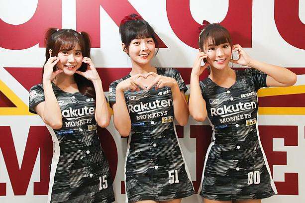 試合中にフィールドサイドでパフォーマンスを披露するチアガールズの様子。