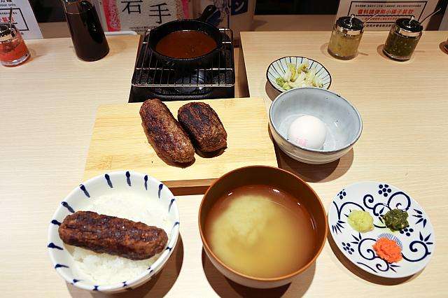 炭火グリルで焼かれるハンバーグの断面。肉汁があふれる様子