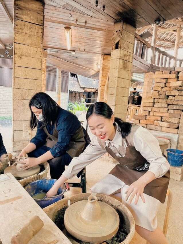水里蛇窯での陶芸体験。訪問者が手びねりに挑戦している