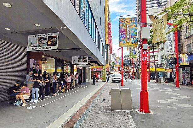 3COINS TAIWAN開店前の行列