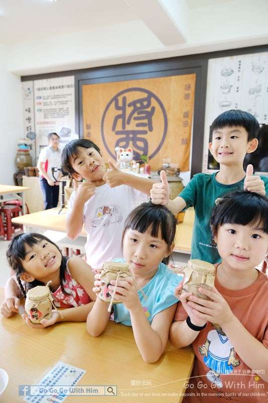 台灣味噌釀造文化館に展示された伝統的な味噌醸造用の木桶と製造工程の説明