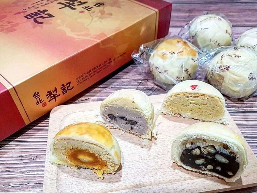 台北犁記の蛋黄酥と伝統菓子の陳列