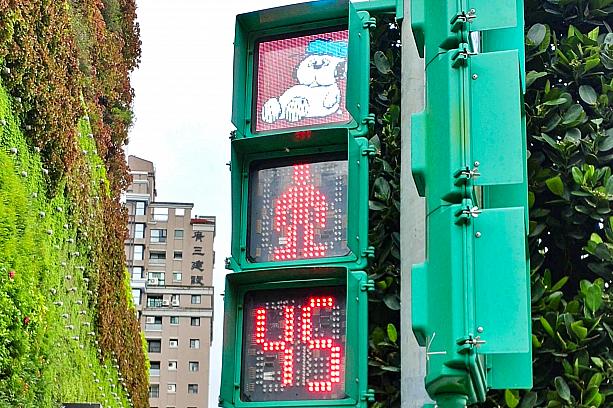 台中市民広場に展示されたオラフの大型バルーン