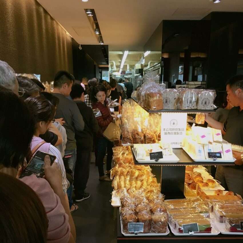 葡吉麵包店の店内商品陳列。台南らしい台湾式パンが並ぶ