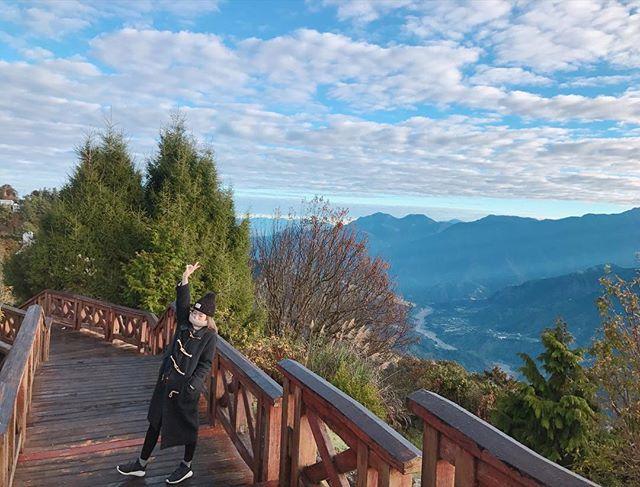 小笠原山展望台の早朝に雲霧が漂う高山の風景