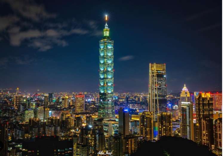 台北の象山からの夜景。台北101と満月が同じ画角に収まっている
