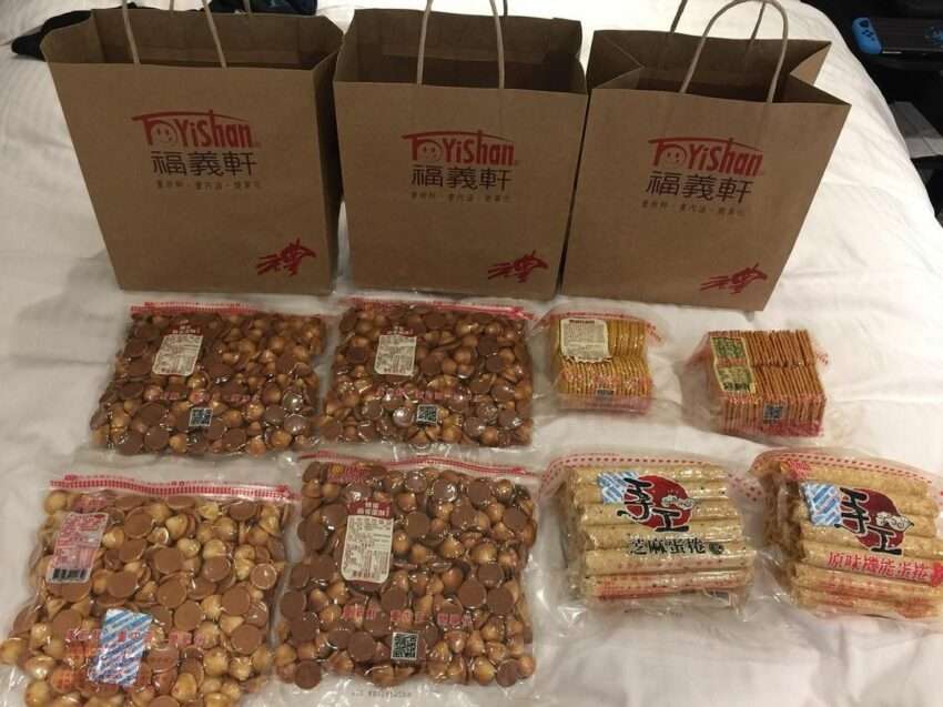 福義軒成功街創始店の卵ロールと嬌麻餅。黄金色の外観で整然と並んでいる
