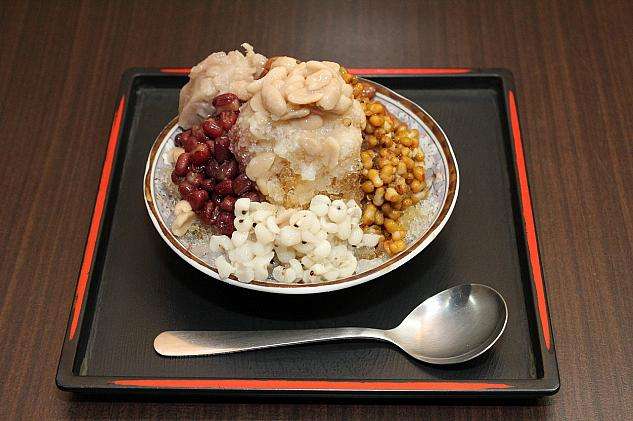 古早味豆花の店頭外観。水色の看板と漢字メニューが目印