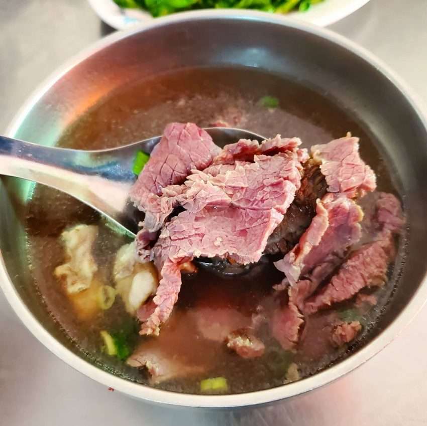 温体牛の切り分け作業。鮮やかな赤色が当日と畜の新鮮さを示している