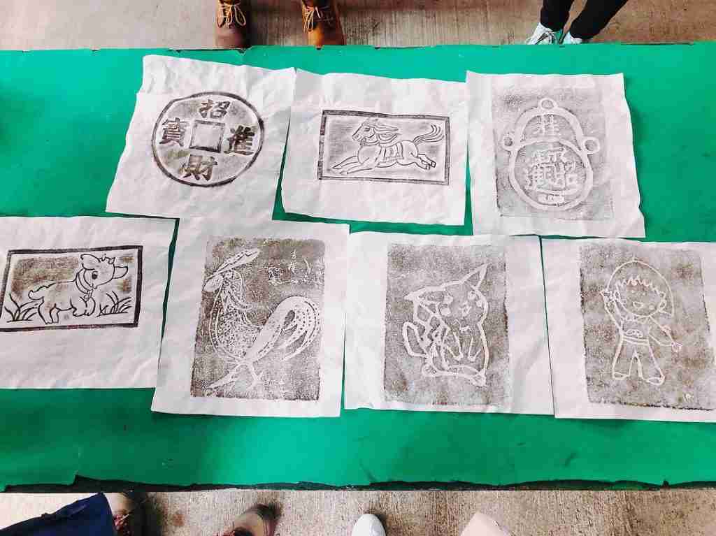 廣興紙寮に展示された多彩な手漉き和紙の完成品