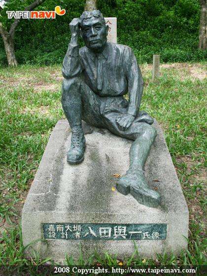 嘉南農田水利会の建物外観と周辺の田園風景