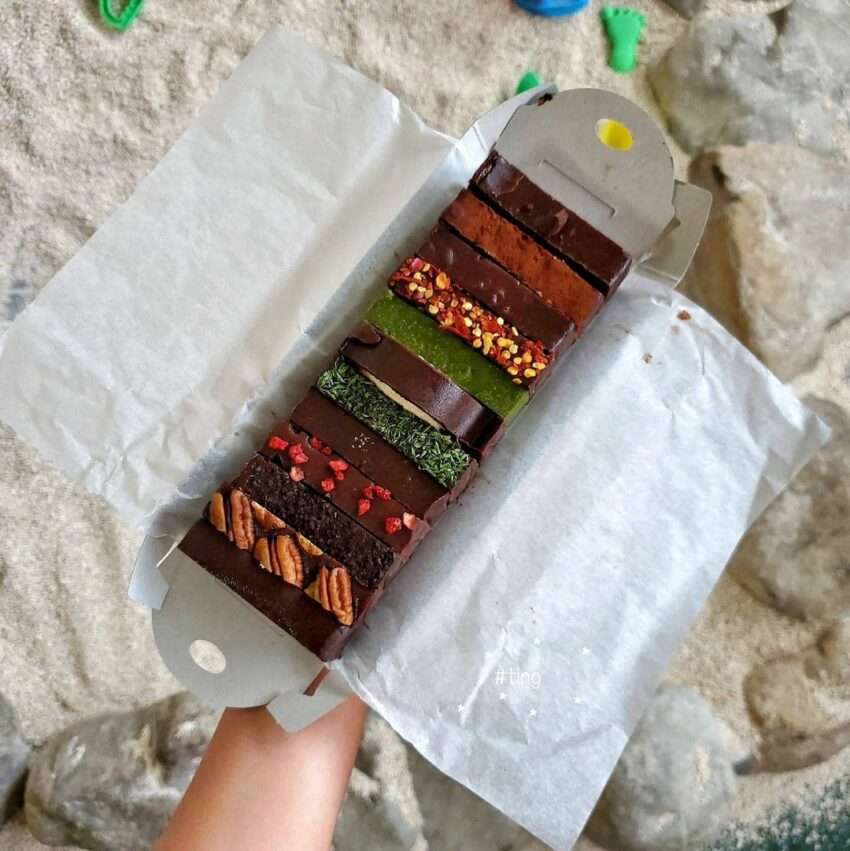 堯平ブラウニーの商品。濃厚なチョコレートブラウニーの断面が見える