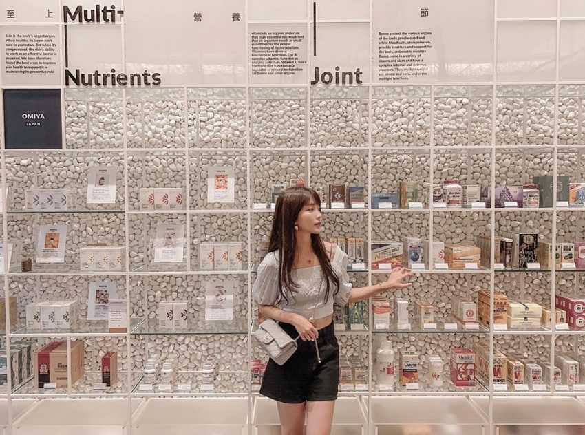 分子薬局の内部。金属製の棚とラボ風の照明が高天井の空間に広がり、開放的な視覚効果を生み出している