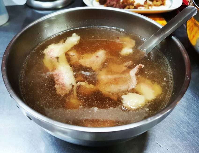台南の清燙牛肉スープ（左・澄んだ色）と紅焼牛肉スープ（右・濃い色）の比較