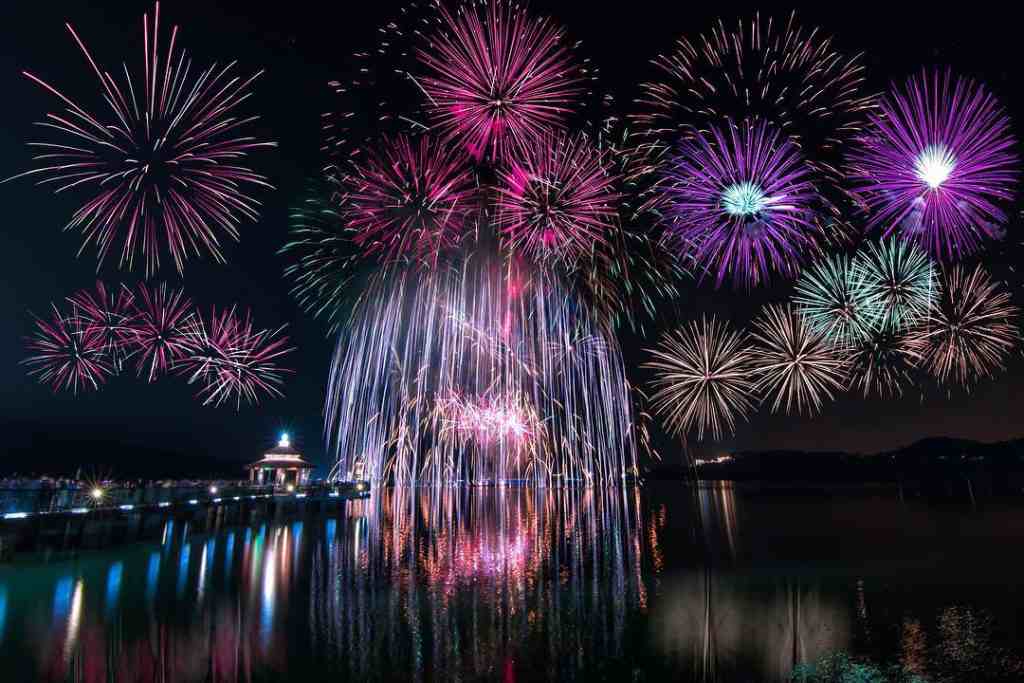 日月潭花火節の音楽会ステージで花火と照明が同時に打ち上げられる迫力ある光景