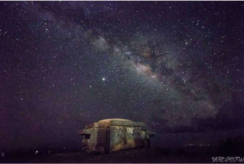 綠島の夜の海岸景色。月明かりが太平洋を照らしている