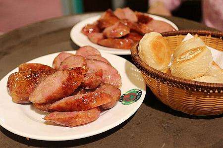 スライスした台湾ソーセージとかごに盛られたパン