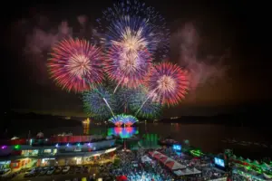 日月潭の夜空に打ち上がる花火。湖面に映る花火の光景が広がる