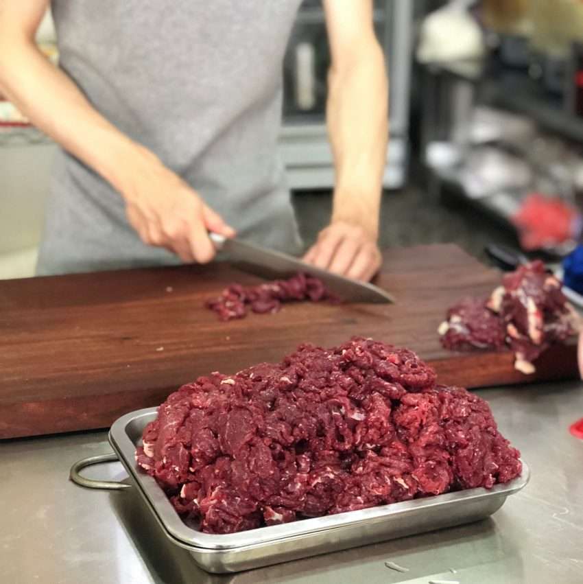 台南の牛肉スープ。箸で肉片をスープから引き上げている様子