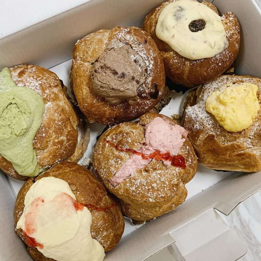 EVA 伊娃日式泡芙の商品。クリームがたっぷり入ったシュークリームが並ぶ