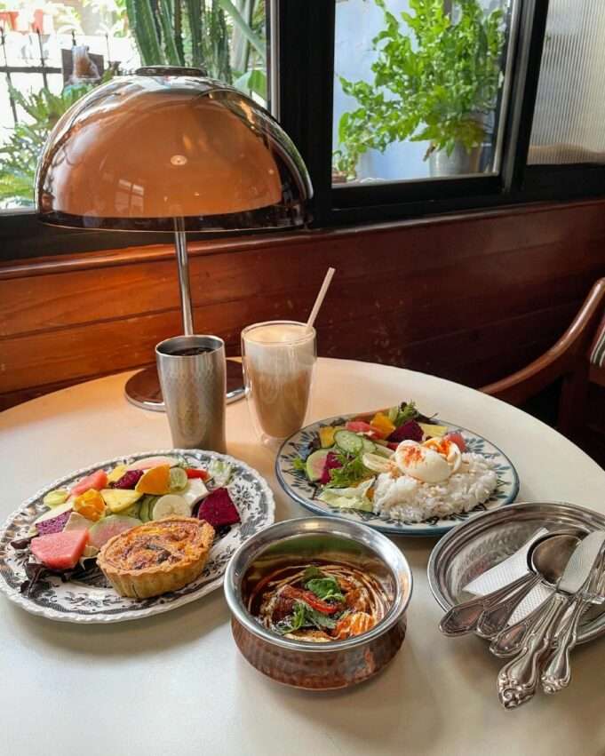 無責任 Irresponsibleの店内で提供されるカレーライス