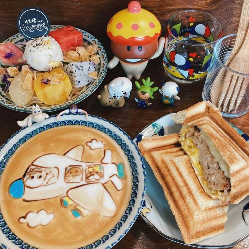 性格せいかくのブランチプレートとラテアートコーヒーの組み合わせ