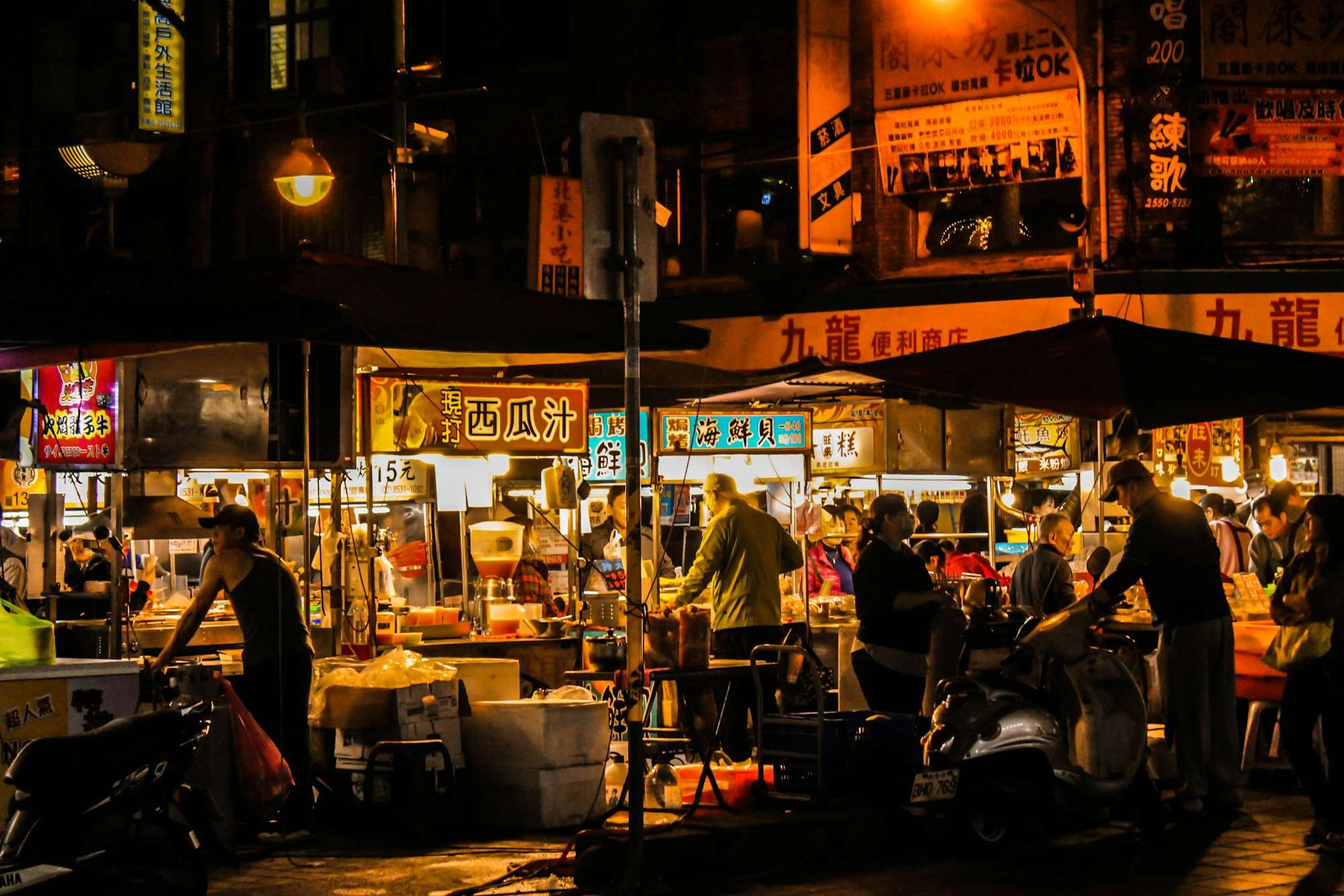 台湾の夜市屋台でストリートフードを楽しむ人々