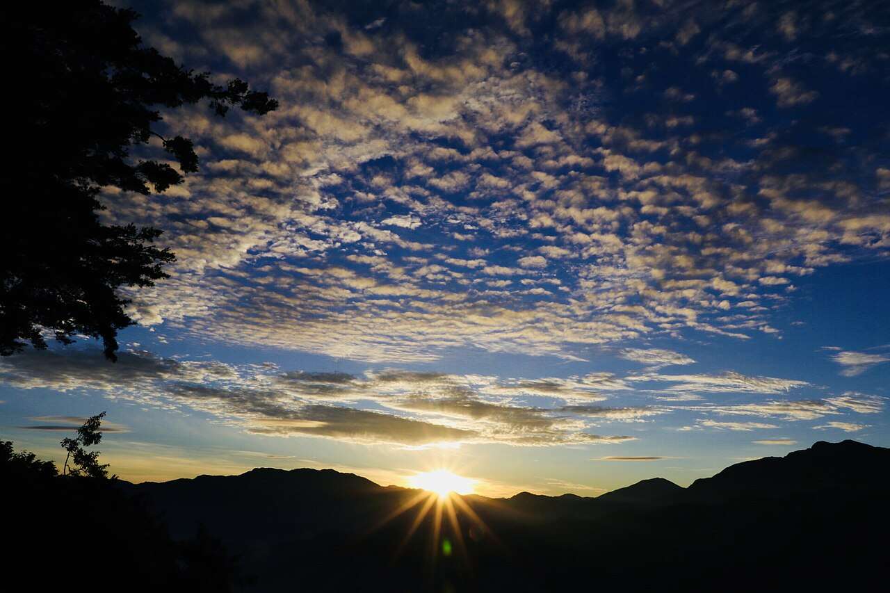 阿里山から望む雲海の上に昇る日の出