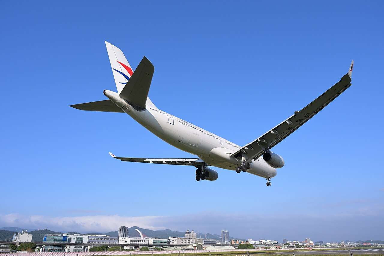 台北松山空港に着陸する大型旅客機