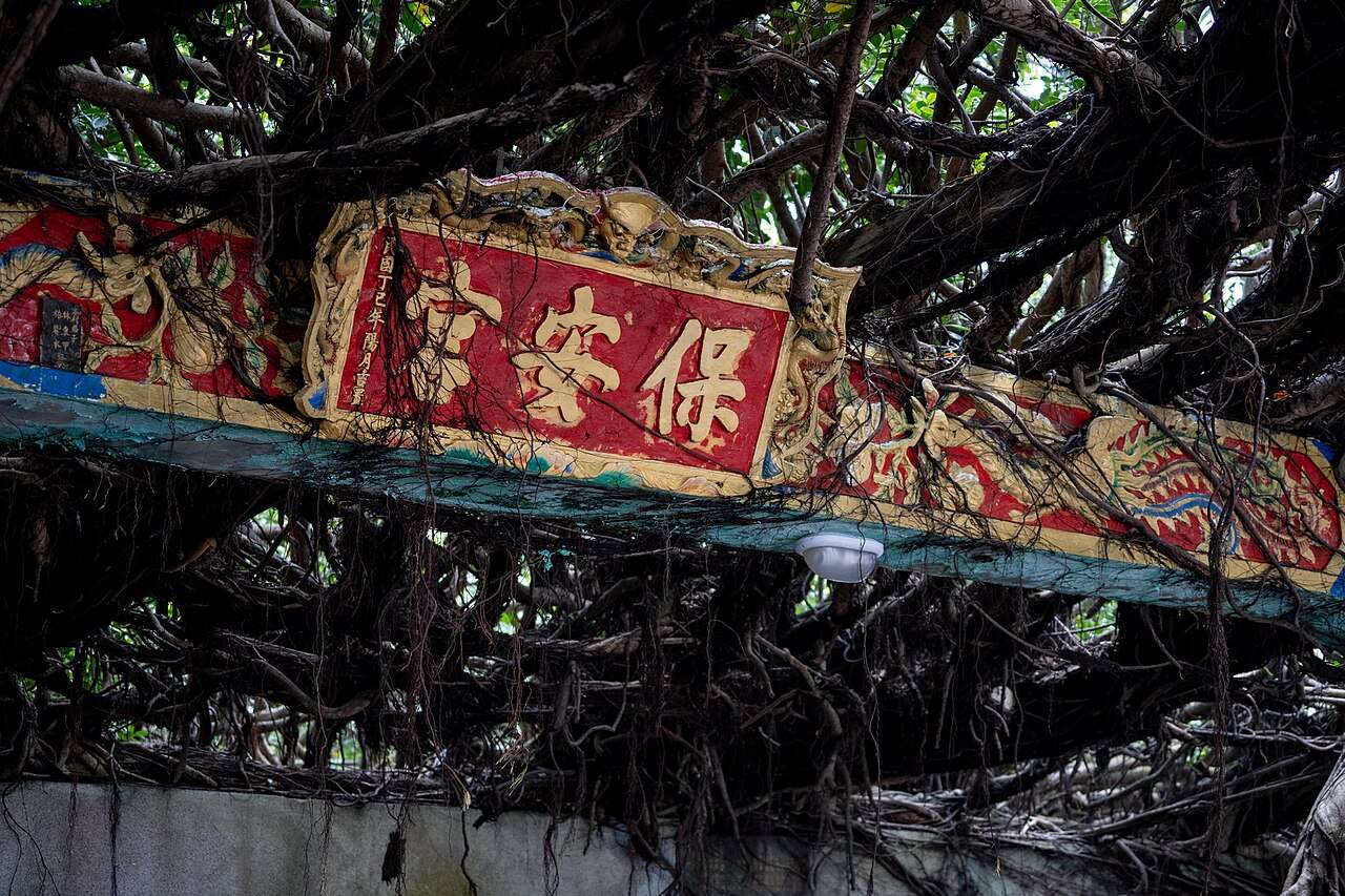 台湾の廟建築を飾る精緻な彫刻と梁の装飾