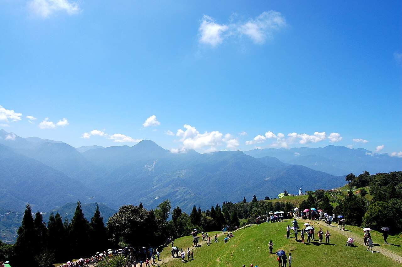 清境農場の高原に広がる緑の牧草地と山並み