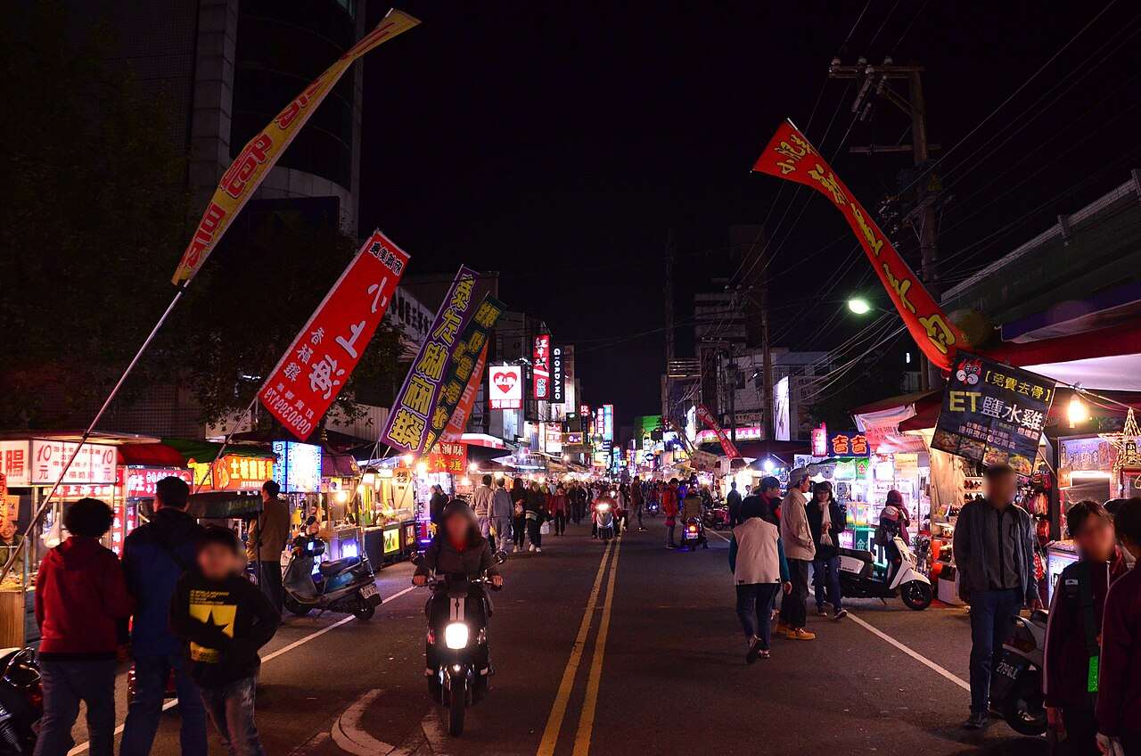 嘉義市・文化路夜市の夜景。屋台が立ち並ぶ賑わいある通りの様子