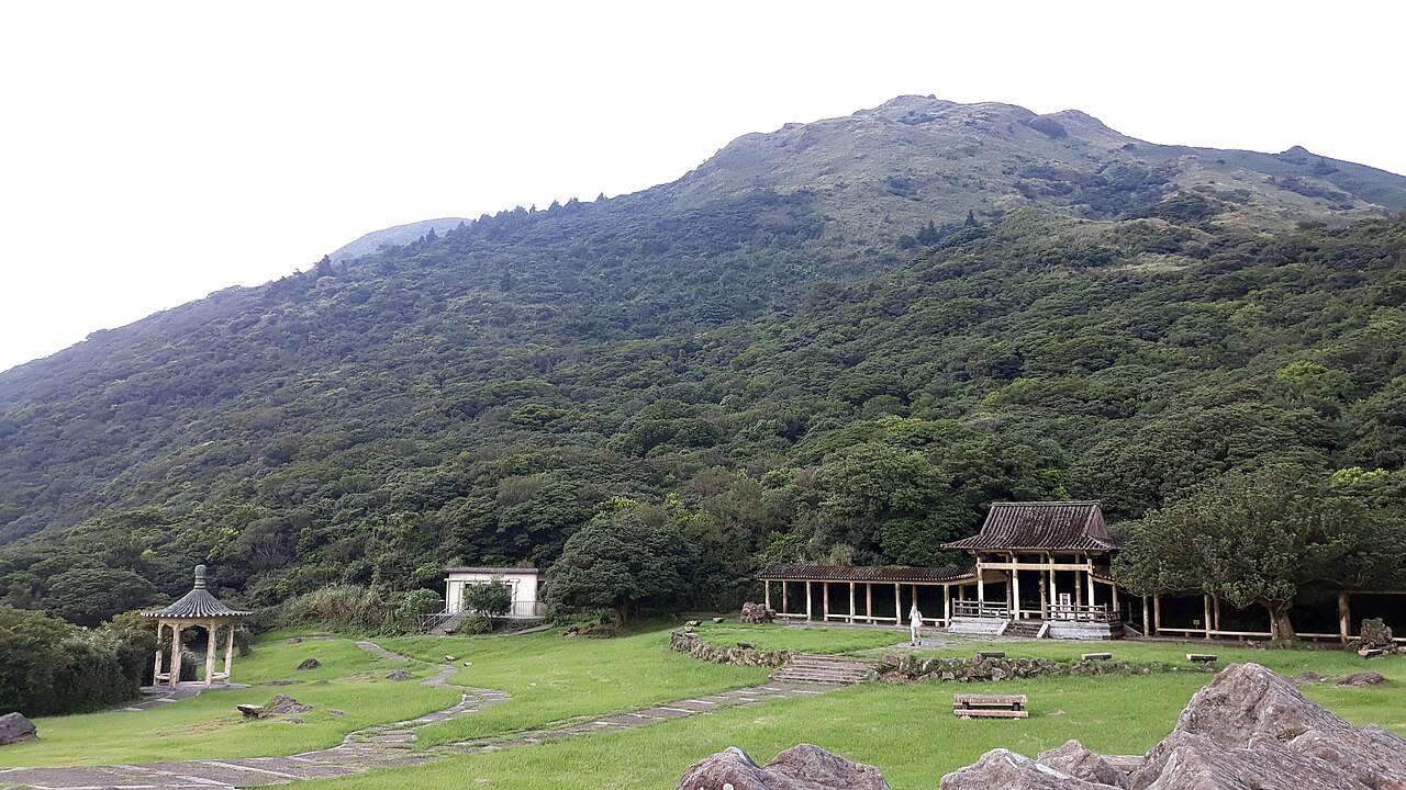 七星山と陽明山公園の全景を望む眺望