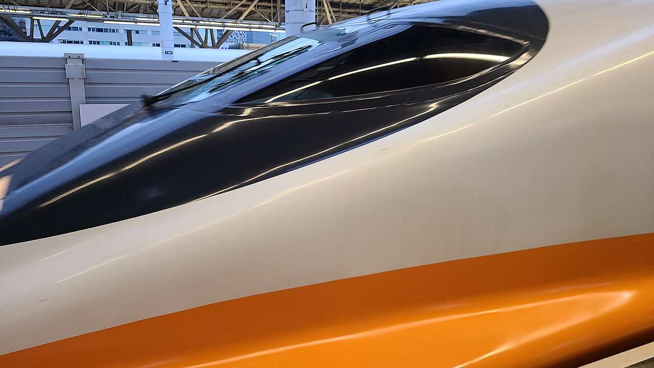 新竹駅付近を走行する台湾高鉄の700T型車両