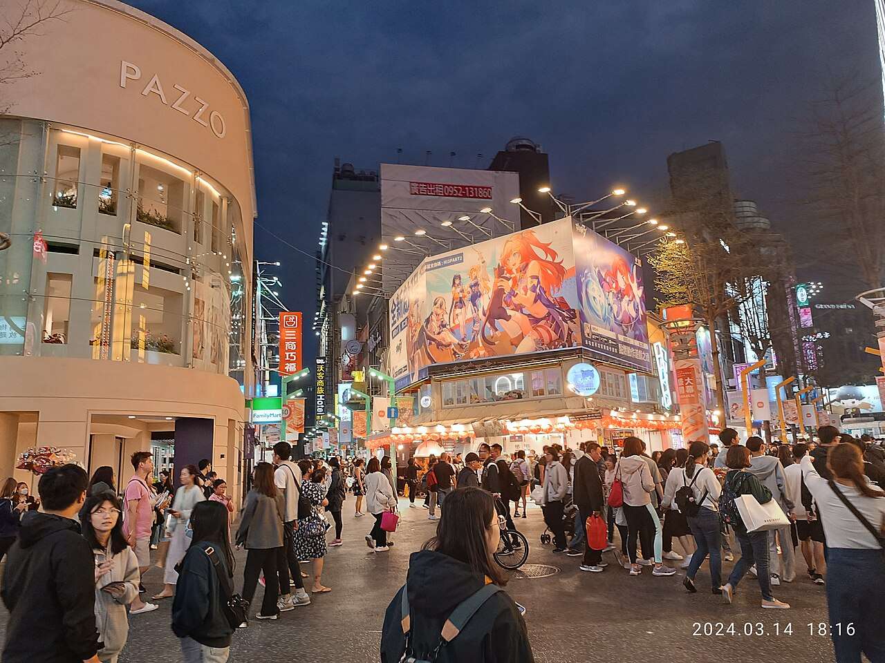 夜の西門町。多くのカフェや商業施設でコンセントが利用でき、観光の合間に充電できる