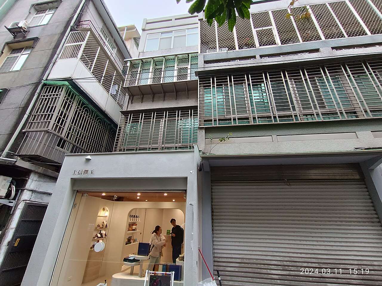 台北・永康街の賑わいある通りと飲食店が並ぶ様子