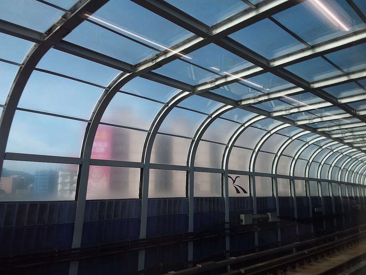 桃園空港MRTの駅構内。空港アクセスのルート上にも旅行グッズを購入できるショップがある