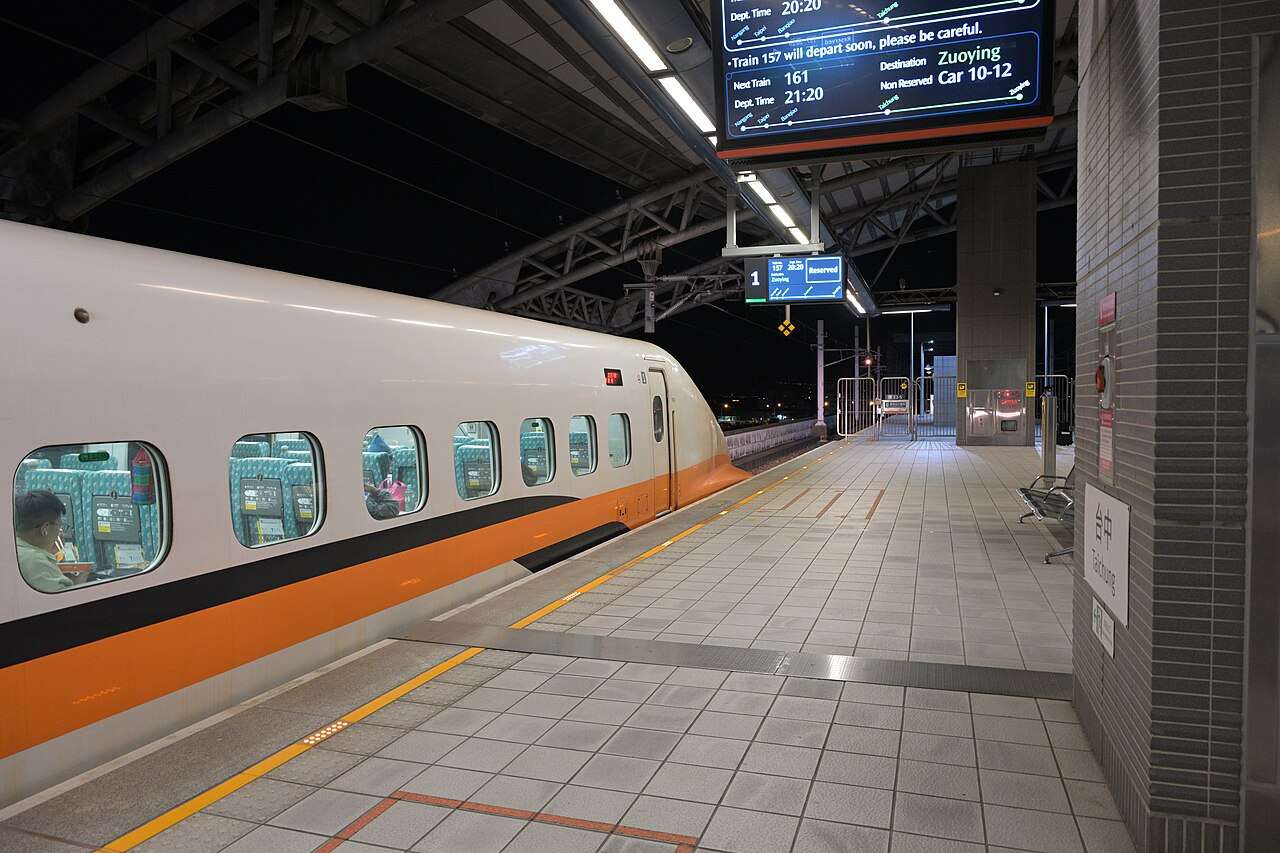 台中高鉄駅に停車する高鉄の列車