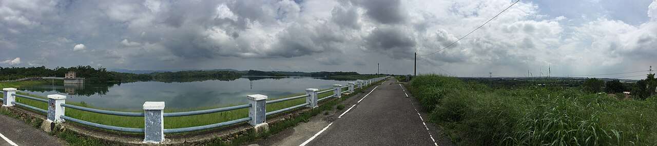 烏山頭ダムの全景。緑の水面と丘陵に囲まれた広大な貯水池の景観