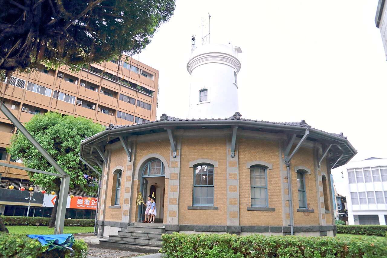台南の歴史的建物と夏の街並み