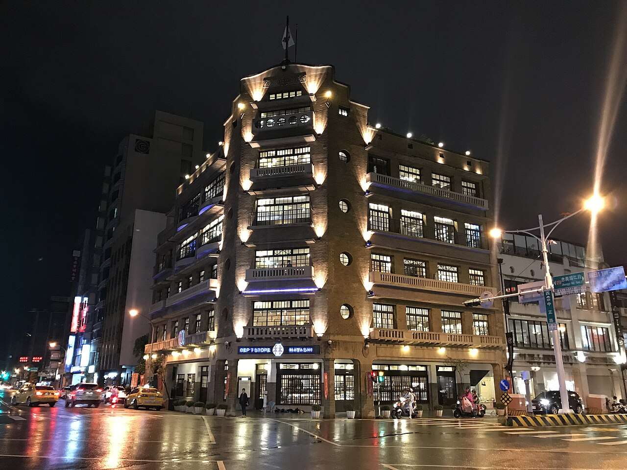 夜にライトアップされた林百貨の建物外観と台南市街の夜景