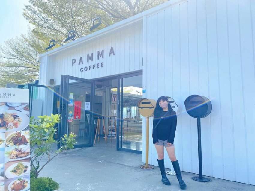 PAMMA Coffee 泮咖啡の外観。複数のコンテナを組み合わせた構造で、中央に大きな木が立っている