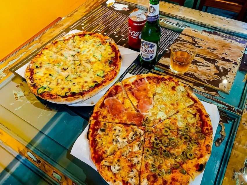 西西里披薩店の薄焼きイタリアンピザ。外皮は香ばしくカリッとしている