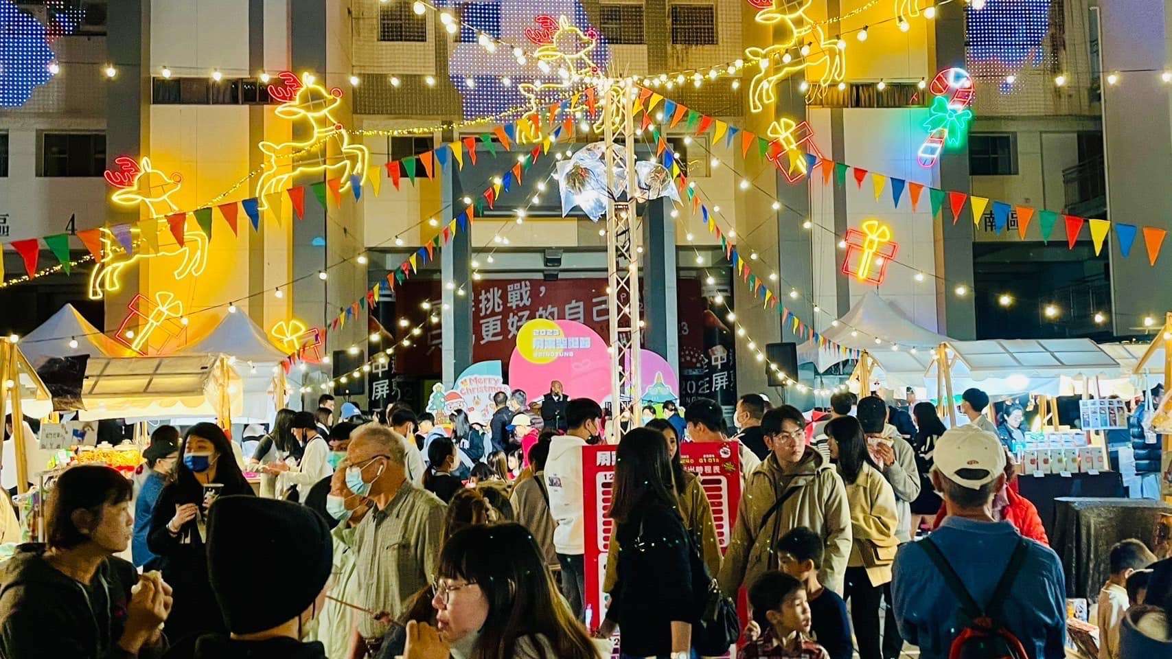 屏東の中華一條街市集。屋台が並び、ハンドメイド雑貨とご当地グルメでにぎわう