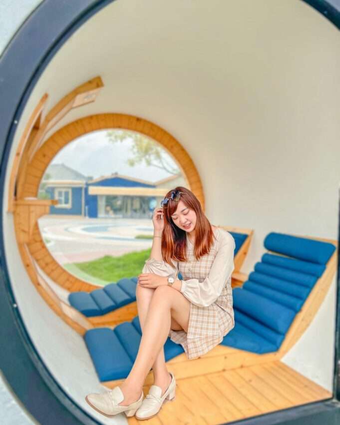 サングラスを持つおしゃれな写真ポーズの女性