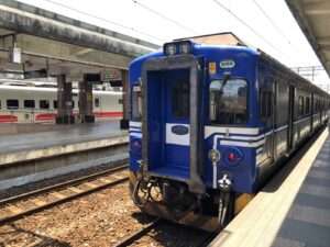 ホームに停車する台鉄の列車