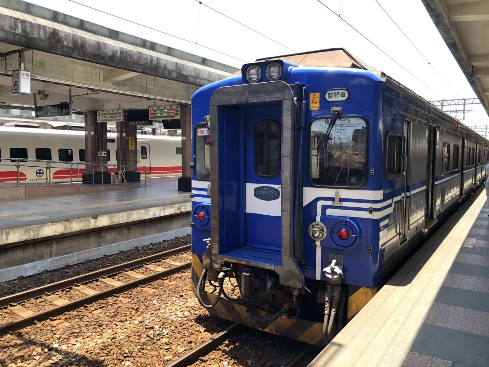 ホームに停車する台鉄の列車