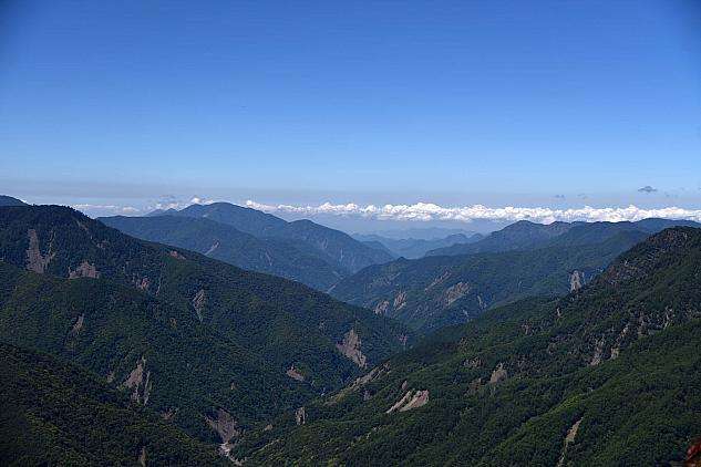 山々に囲まれた渓谷の風景